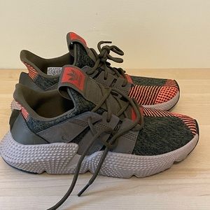 Adidas Men 6 fits Women 8.5